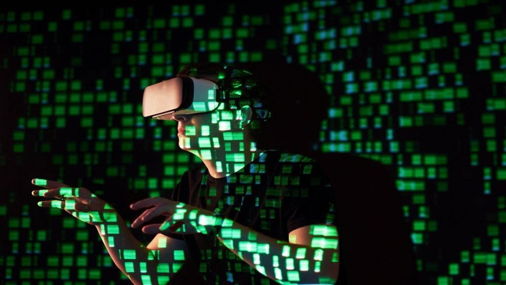 Un homme sur Virtual Reality dont les images relatent les algorithmes de Google. 