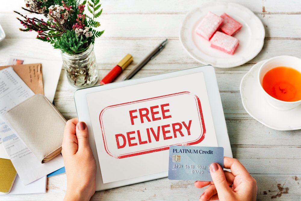 carte de crédit et tablette sur lquelle est écrit "free delivery"